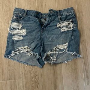 Curvy distressed mom shorts from American eagle. Curvy sizing from AGO